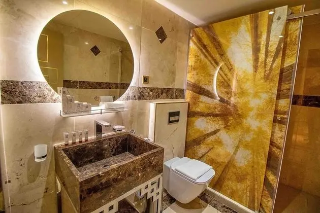 Deluxe One Bedroom Suite