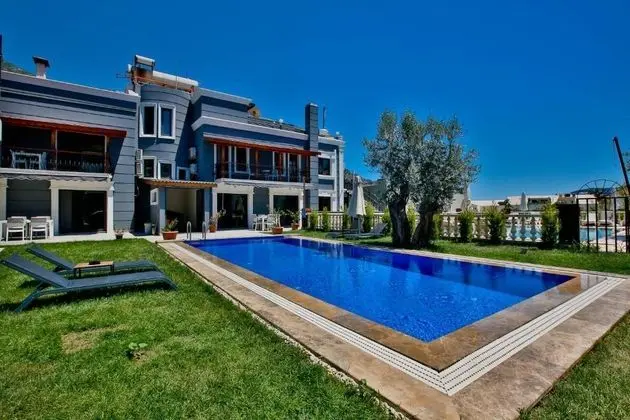 Havuz manzaralı Standart çift kişilik oda