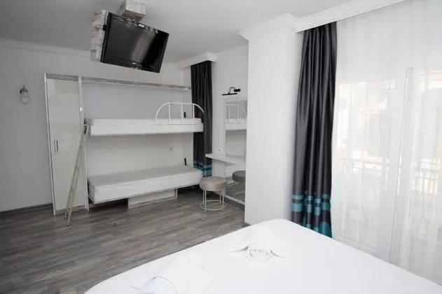 Triple,kısmi Deniz Manzaralı,balkonlu