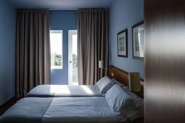 Tek Büyük veya İki Ayrı Yataklı Oda, Balkon, Havuz Manzaralı