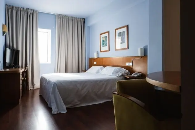 Tek Büyük veya İki Ayrı Yataklı Oda, Balkon, Havuz Manzaralı