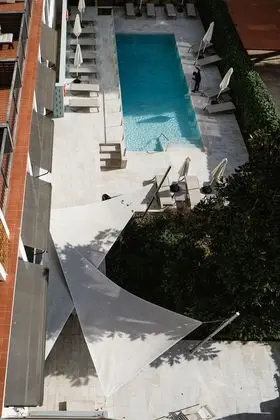 Tek Büyük veya İki Ayrı Yataklı Oda, Balkon, Havuz Manzaralı