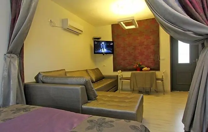 Deluxe Stüdyo, Jakuzi