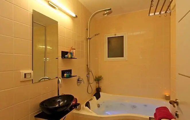 Deluxe Stüdyo, Jakuzi