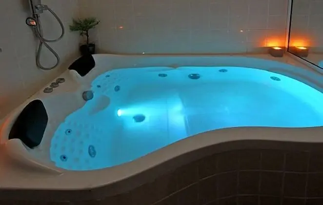 Deluxe Stüdyo, Jakuzi