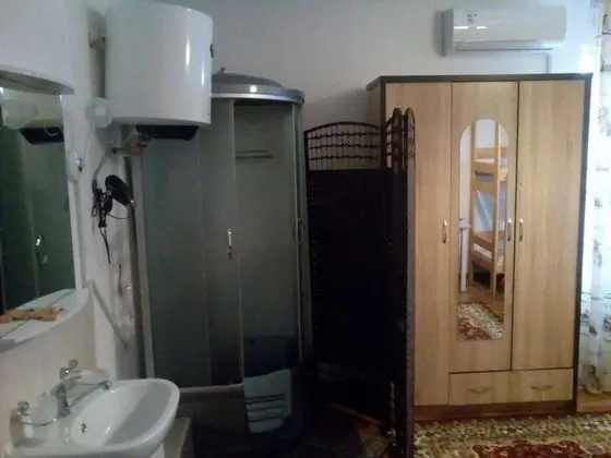 Standard Dört Kişilik Oda, Özel Banyo (Bathroom and Toilet Outside)