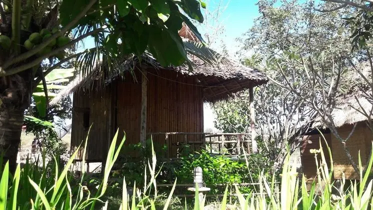 Hut Fan with Shared Bathroom