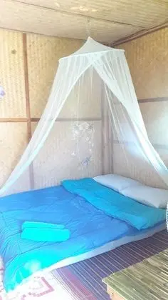 Hut Fan with Shared Bathroom