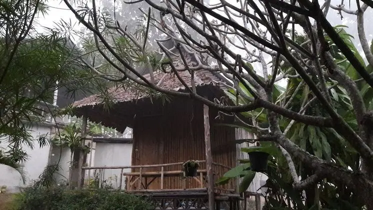 Hut Fan with Shared Bathroom