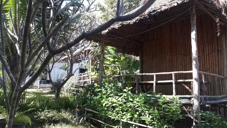 Hut Fan with Shared Bathroom