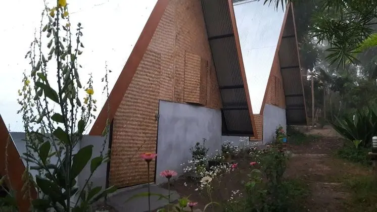 Hut Fan with Shared Bathroom