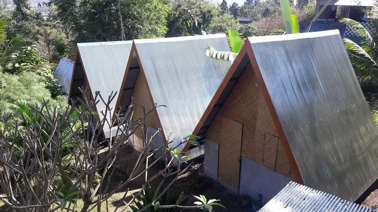 Hut Fan with Shared Bathroom