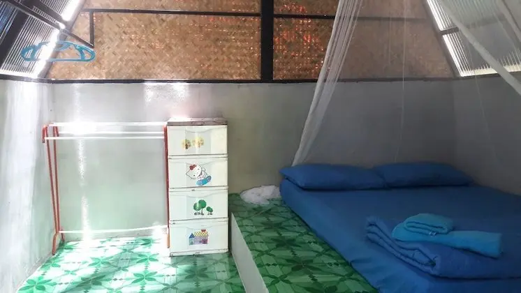 Hut Fan with Shared Bathroom