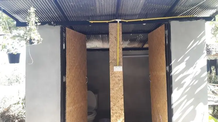 Hut Fan with Shared Bathroom