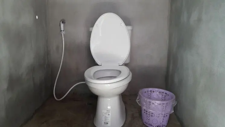 Hut Fan with Shared Bathroom