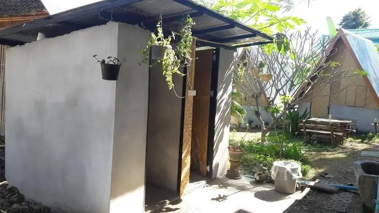 Hut Fan with Shared Bathroom