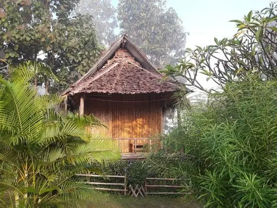 Hut Fan with Shared Bathroom