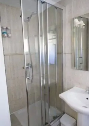 Tek Büyük Yataklı Oda, Ortak Banyo