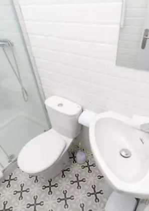 Tek Büyük Yataklı Oda, Ortak Banyo