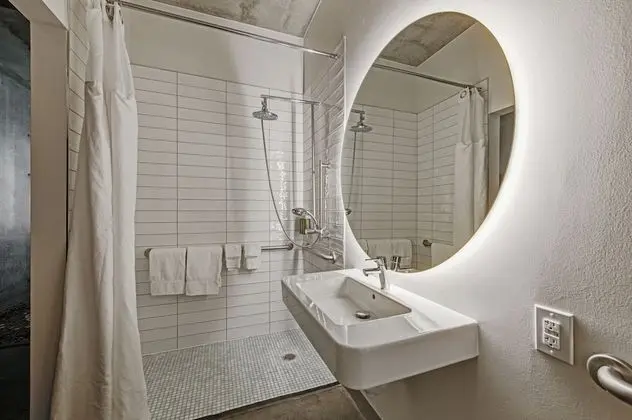 Süit, 1 En Büyük (King) Boy Yatak, Engellilere Uygun (Roll-In Shower, Mobility & Hearing)