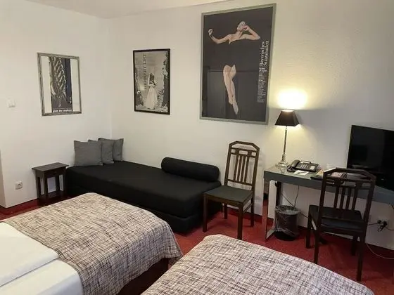 Üç Kişilik Oda, Şehir Manzaralı