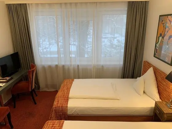 Üç Kişilik Oda, Şehir Manzaralı