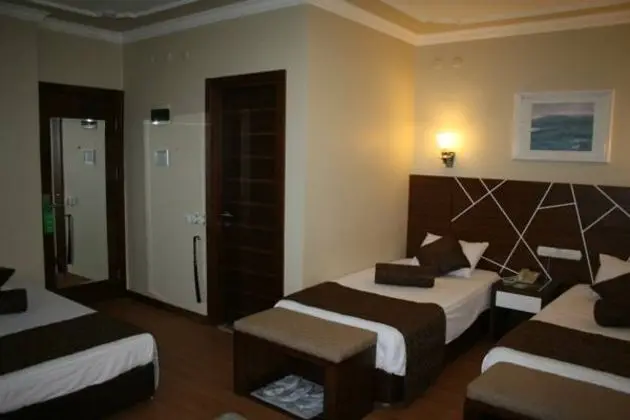 Triple, Bahçe Manzaralı