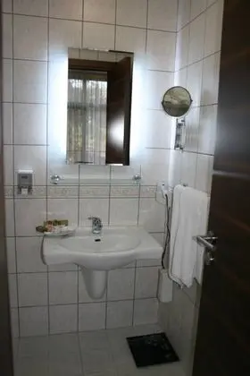 Triple, Bahçe Manzaralı