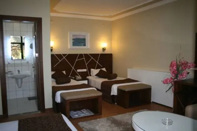 Triple, Bahçe Manzaralı