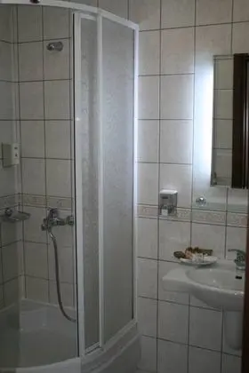 Triple, Bahçe Manzaralı