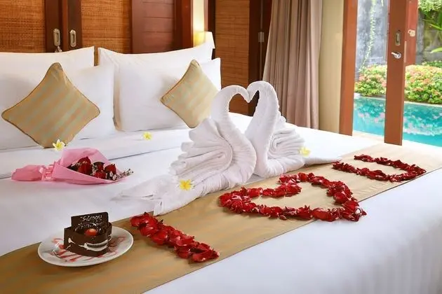Honeymoon Villa (with Floating Breakfast)