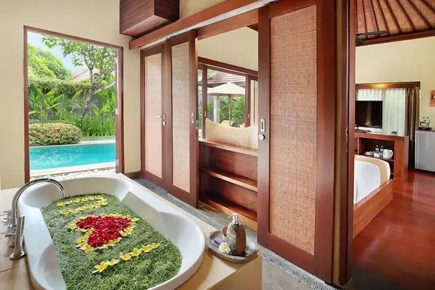 Honeymoon Villa (with Floating Breakfast)