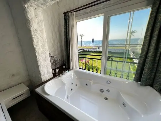 Executive Suite, Deniz Manzaralı, Jakuzili