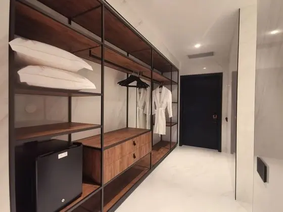 Premium Tek Büyük Yataklı Oda, Havuz Manzaralı