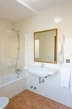 Tek Büyük Yataklı Oda, Dağ Manzaralı