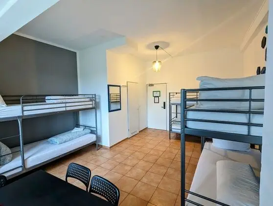 Ortak Ranzalı Oda, Sadece erkekler için, Sigara İçilmez, Bahçe Manzaralı