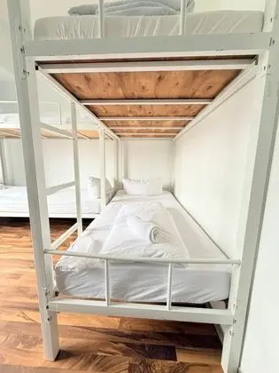 Ortak Ranzalı Oda, Sadece erkekler için, Sigara İçilmez, Bahçe Manzaralı