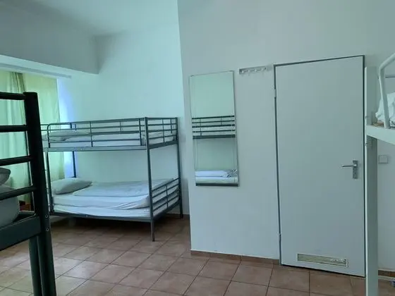 Ortak Ranzalı Oda, Sadece erkekler için, Sigara İçilmez, Bahçe Manzaralı