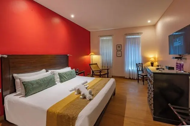 Courtyard Room King Bed with Bathtub