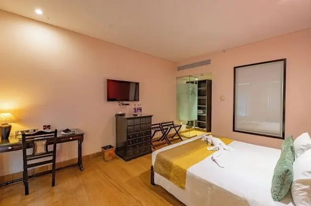 Courtyard Room King Bed with Bathtub