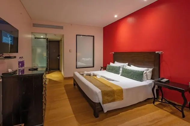 Courtyard Room King Bed with Bathtub