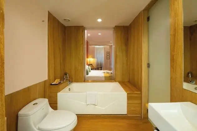 Courtyard Room King Bed with Bathtub