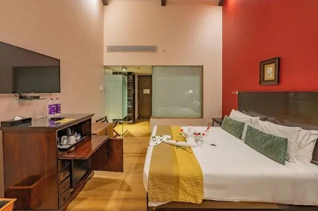 Deluxe Room King Bed with Balcony and Bathtub