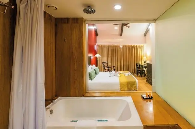 Deluxe Room King Bed with Balcony and Bathtub