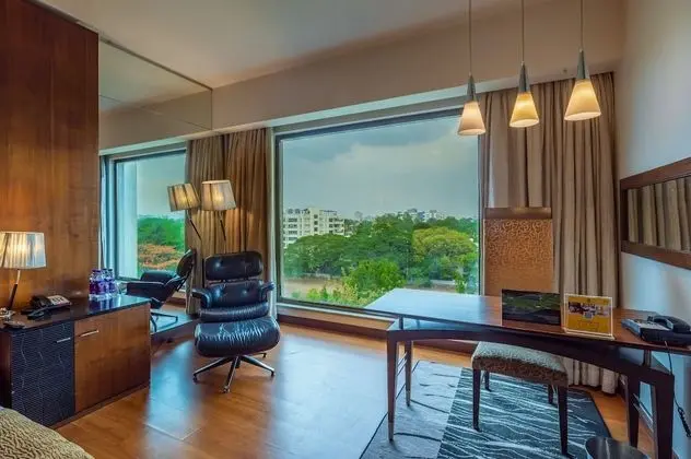Deluxe Room with Bathtub & Fruit Platter