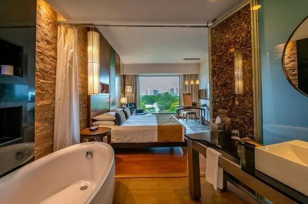 Deluxe Room with Bathtub & Fruit Platter