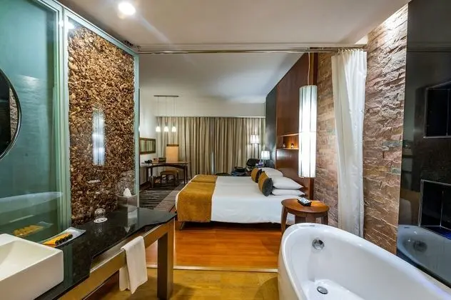 Deluxe Room with Bathtub & Fruit Platter