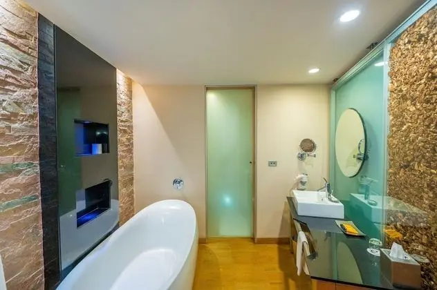 Deluxe Room with Bathtub & Fruit Platter