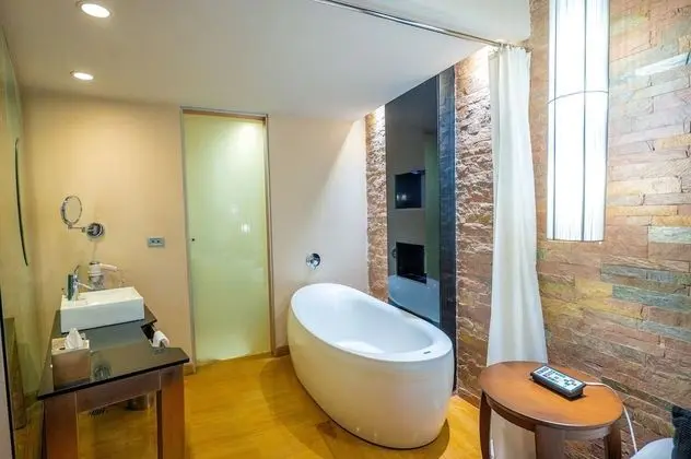 Deluxe Room with Bathtub & Fruit Platter