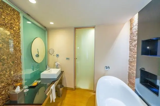 Deluxe Room with Bathtub & Fruit Platter